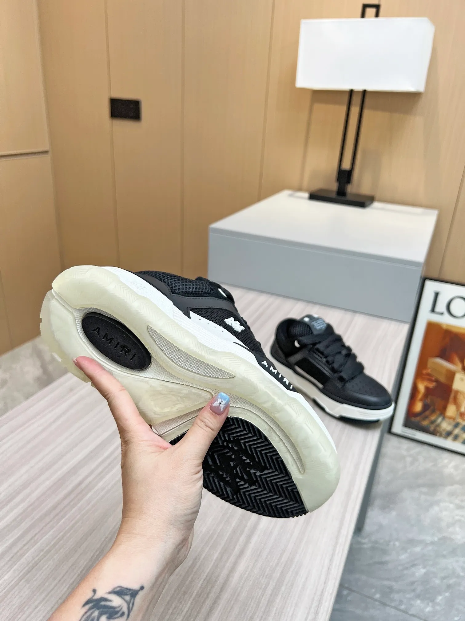 p620💰Men's shoes Amiri Emile's 2023 spring and summer new MA-1 bread shoes, couple models, casual sports shoes, sneakers Amiri gave up the rock punk style in the new season and used a large number of unsaturated colors, Morandi tones, whether you see or wear them, it will make people very happy. The large tongue of the bread shoes continues, shortens the length of the shoe body, thickens the midsole, and the toe part is more rounded. Amiri's brand letters and MA logo appear on the side of the shoe. Fabric: Original customized imported first-layer cowhide + mesh. Lining: Original customized breathable towel lining. Outsole. Foam combination material. Bottom thickness: 4CM. Size: Men's 39-45